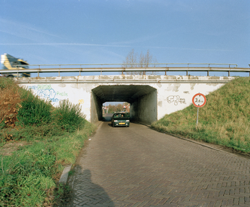 838507 Gezicht op het viaduct in de A12 over de Achterdijk te Bunnik met op de achtergrond de spoorwegovergang in de ...